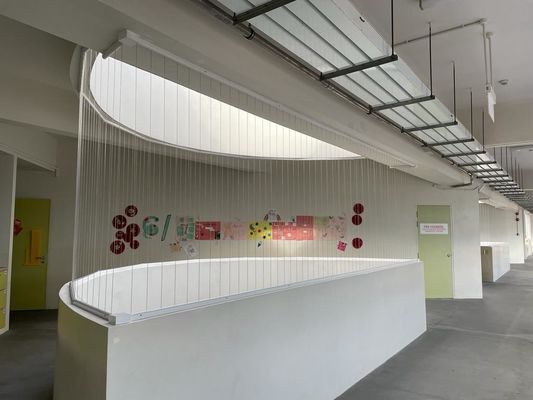 Fenster Unsichtbares Sicherheitsgrill Vertikal Horizontale Öffnungsrichtung Aluminium Farbe Schwarz Milch Weiß Grau Ideal für den sicheren Gebäudeschutz