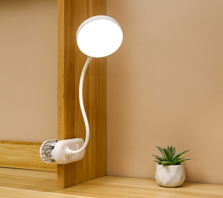 Verstellbare Arm Schlafzimmer Tischlampe mit drei Stufen Helligkeit für ein gemütliches Ambiente