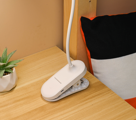Verstellbare Arm Schlafzimmer Tischlampe mit drei Stufen Helligkeit für ein gemütliches Ambiente