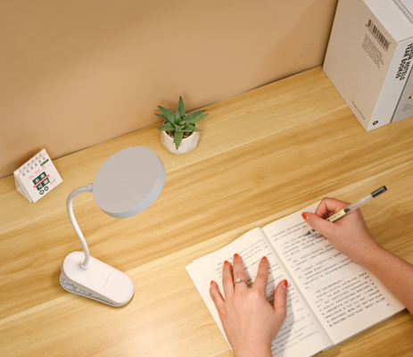 Verstellbare Arm Schlafzimmer Tischlampe mit drei Stufen Helligkeit für ein gemütliches Ambiente