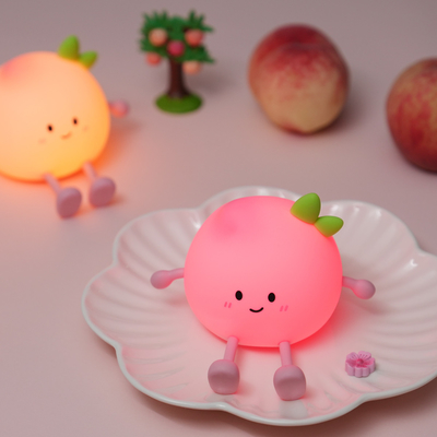 2024 Neue kreative Pfirsichform Nachtlampe Weiches Silikon 7 Farbwechselndes Augenpflege Nachtlicht für Kinder Geschenke Schreibtischlampe