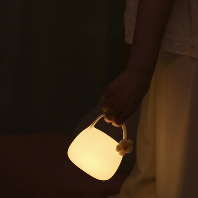 Moderne niedliche tragbare Lampe Warme weiße LED-Tischlampe für das Schlafzimmer USB Wiederaufladbares Silikonmaterial
