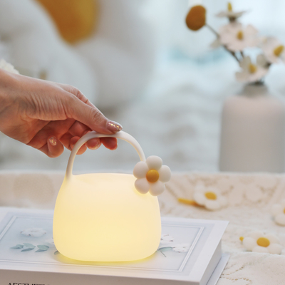 Moderne niedliche tragbare Lampe Warme weiße LED-Tischlampe für das Schlafzimmer USB Wiederaufladbares Silikonmaterial