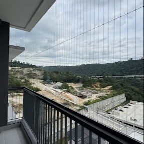 Balkon Unsichtbares Gitter Transparente Sicherheitslösung mit Maschen, die Langlebigkeit und Ästhetik für moderne Gebäude kombiniert