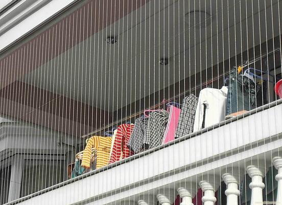 Kinder schützen unsichtbares Balkongitter mit Grau AG4 Endkappe