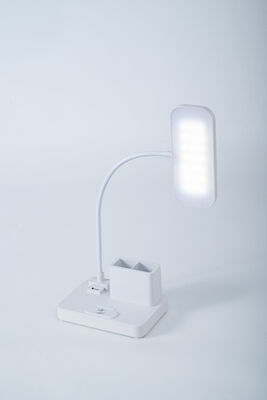 Ladbare Schreibtischlampe mit USB-Ladestation und drei Helligkeitsstufen für die Beleuchtung des Arbeitsplatzes