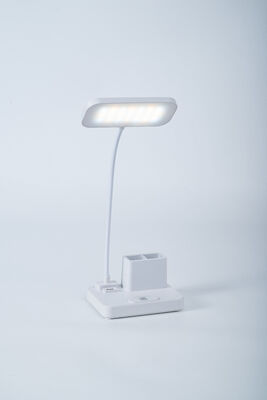 Ladbare Schreibtischlampe mit USB-Ladestation und drei Helligkeitsstufen für die Beleuchtung des Arbeitsplatzes