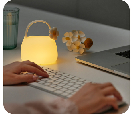 Moderne niedliche tragbare Lampe Warme weiße LED-Tischlampe für das Schlafzimmer USB Wiederaufladbares Silikonmaterial