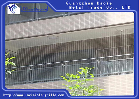 Schützen Sie Kinderhaustier, um die Ansicht des Stadt-Küsten-Tal-Balkon-unsichtbaren Grills zu genießen